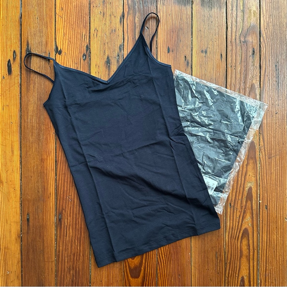 Set of 2 NWT Cabi V-Neck Camis in Black XS